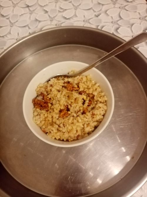serviran kuvani braon pirinač