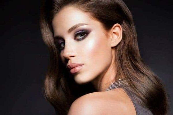 devojka sa obrvama fiksiranim gelom