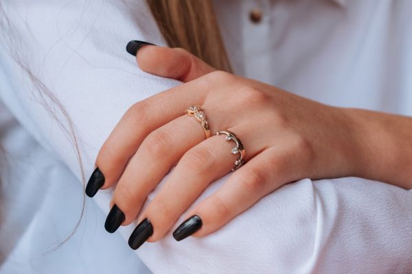 ruka sa negovanim noktima