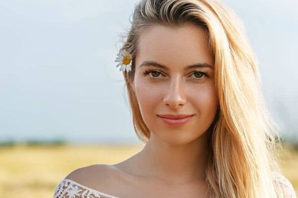 Lepa devojka sa glatkom kožom lica