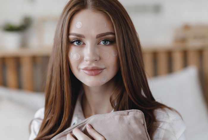 devojka sa flasterima za bubuljice na licu