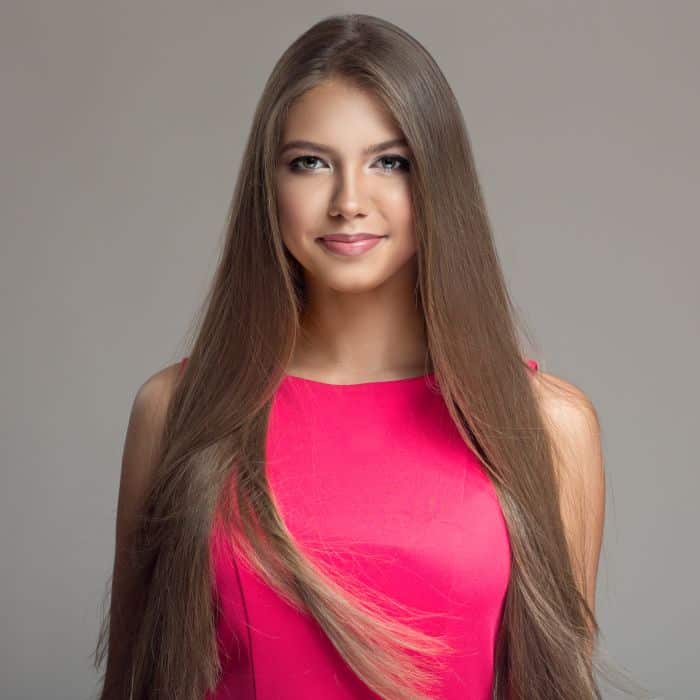 Devojka sa kosom tretiranom keratinom