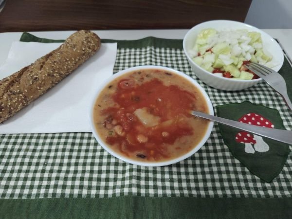 posni čorbast pasulj sa pasiranim paradajzom